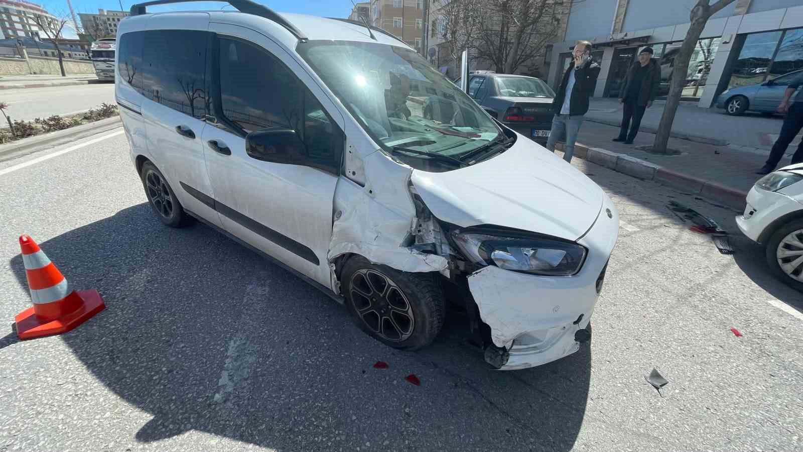 Karaman’da hafif ticari araç park halindeki otomobillere çarptı: 1 yaralı
