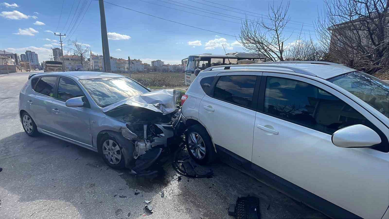 Karaman’da iki otomobil çarpıştı: 3 yaralı
