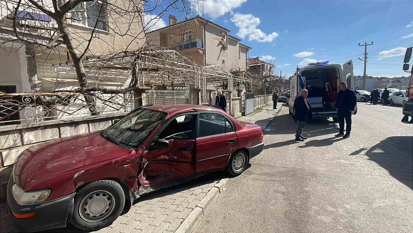 Karaman’da iki otomobil çarpıştı: 3 yaralı
