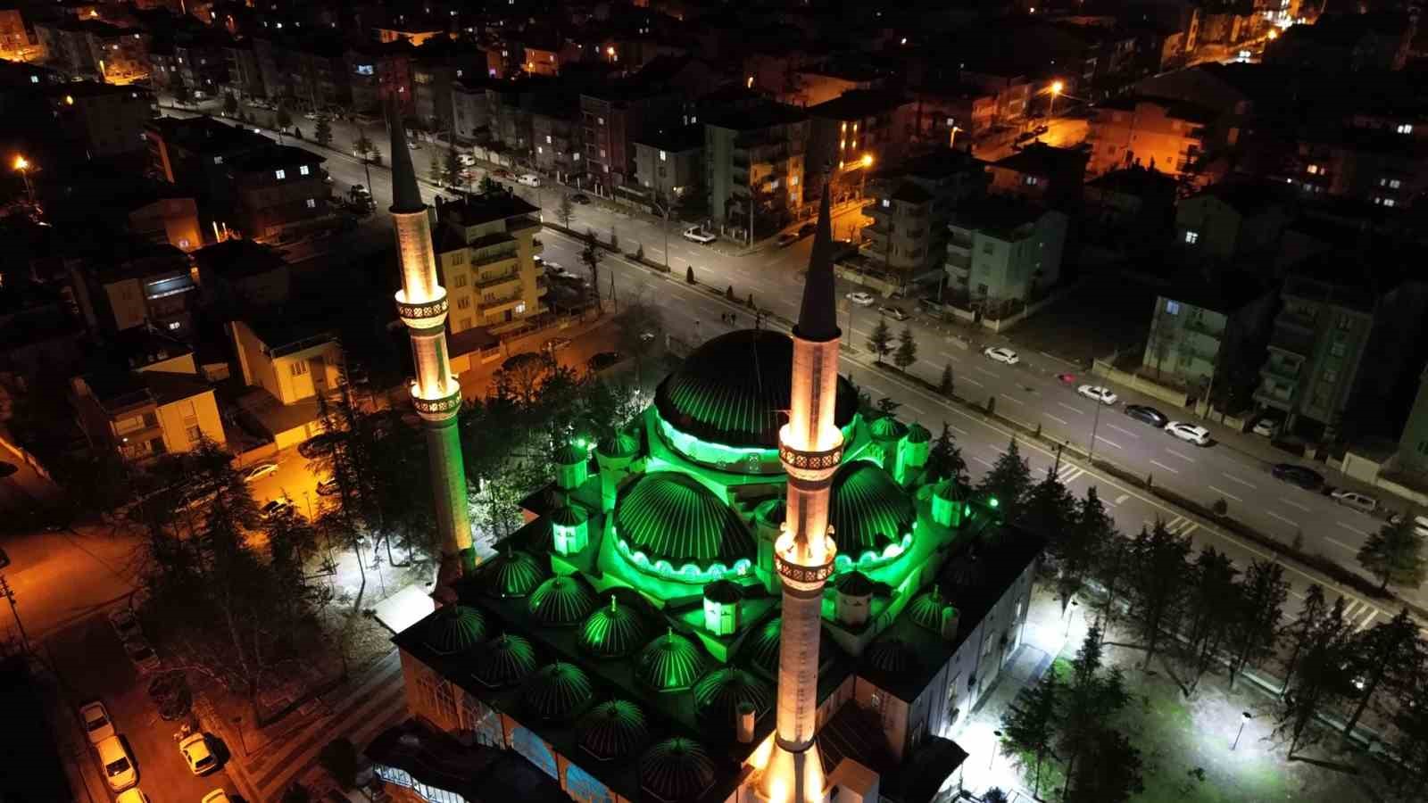 Karaman’da ilk teravih namazında camiler doldu taştı
