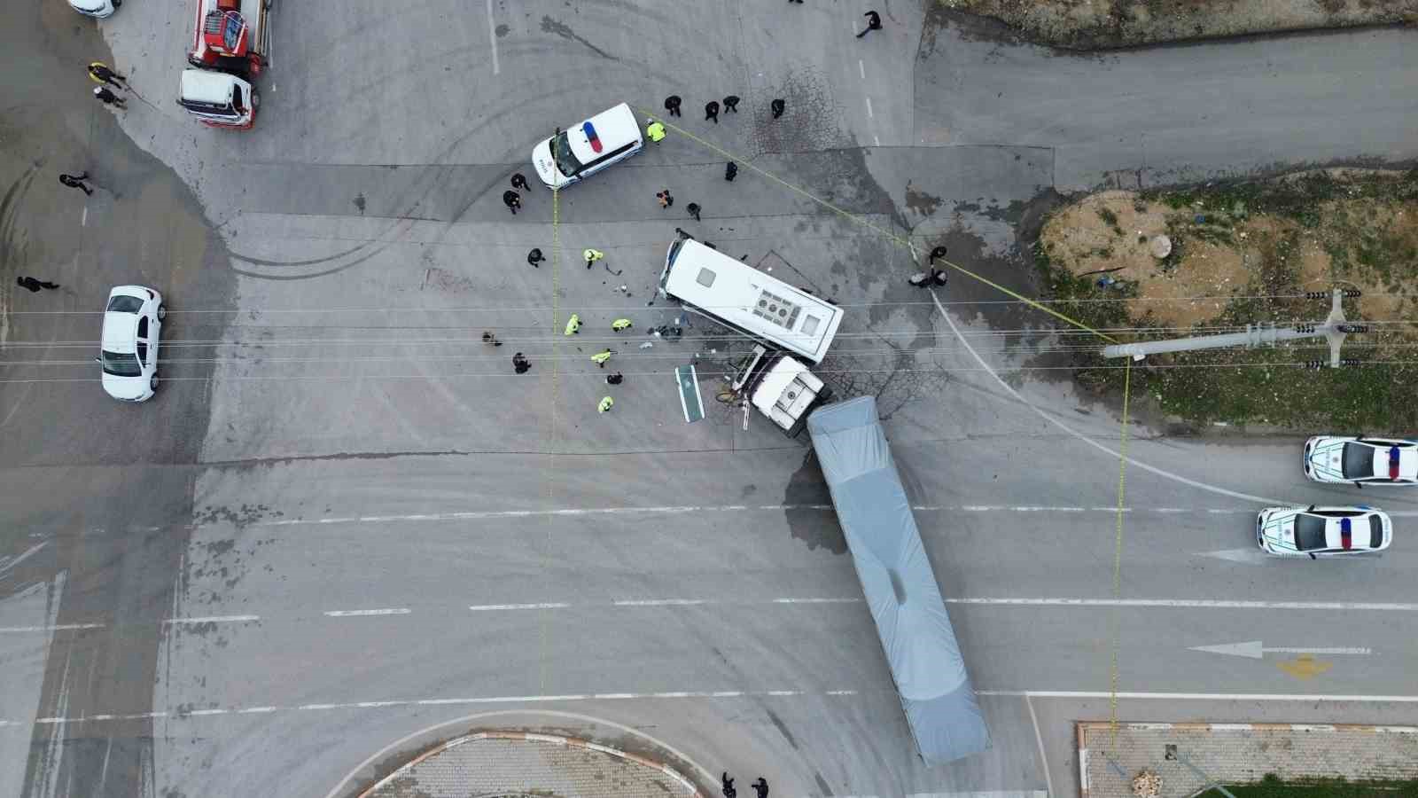 Karaman’da işçi servisi ile tır çarpıştı: 12 yaralı
