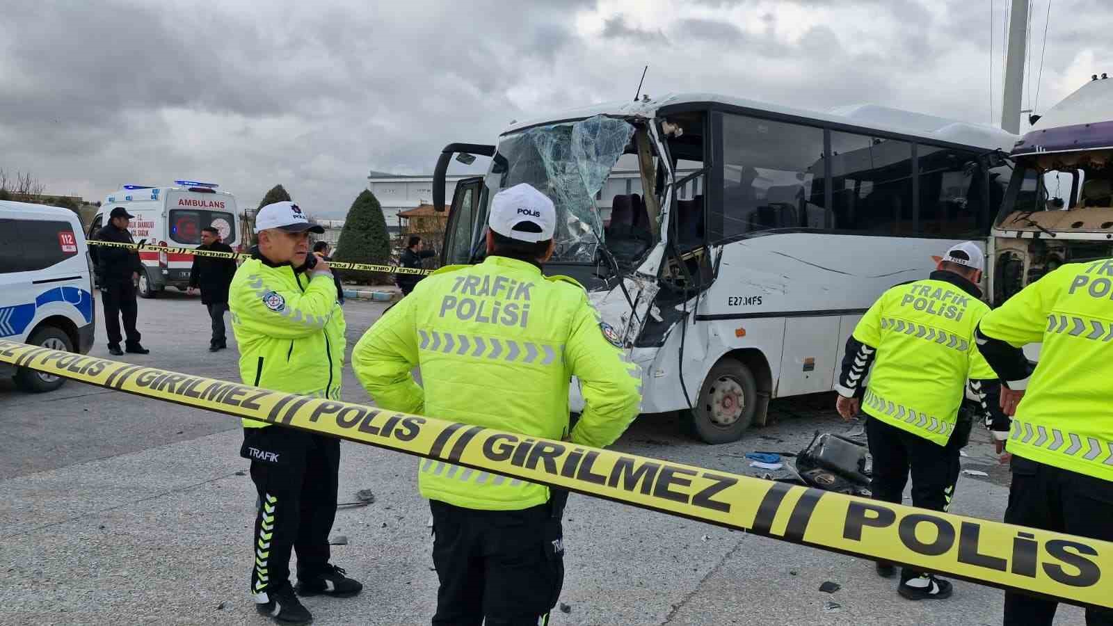 Karaman’da işçi servisi ile tır çarpıştı: 12 yaralı
