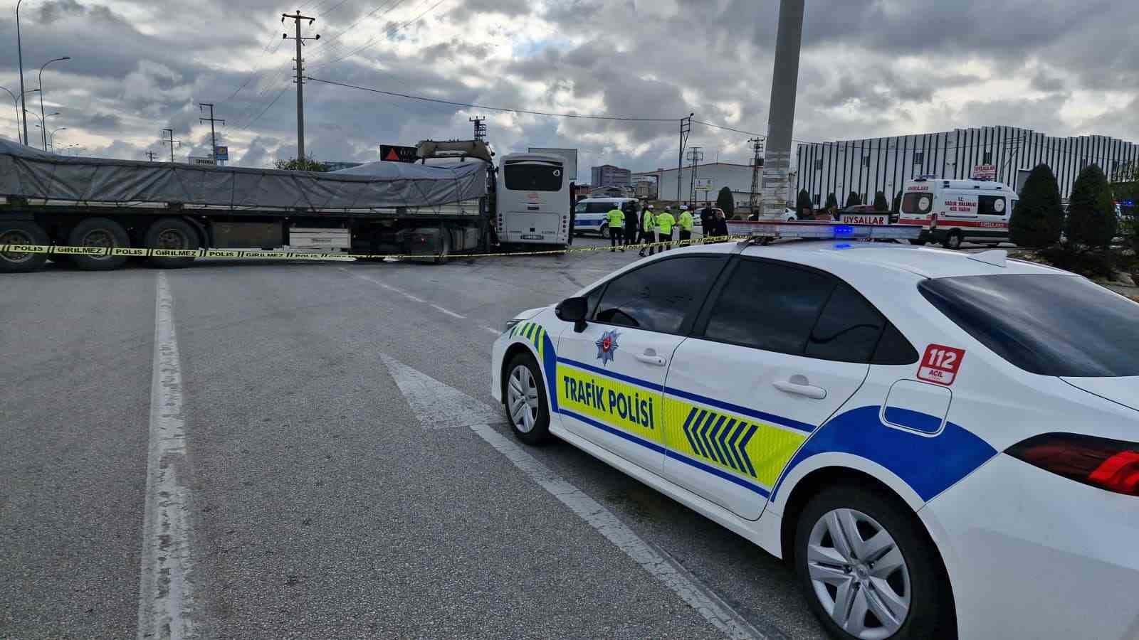 Karaman’da işçi servisi ile tır çarpıştı: 12 yaralı
