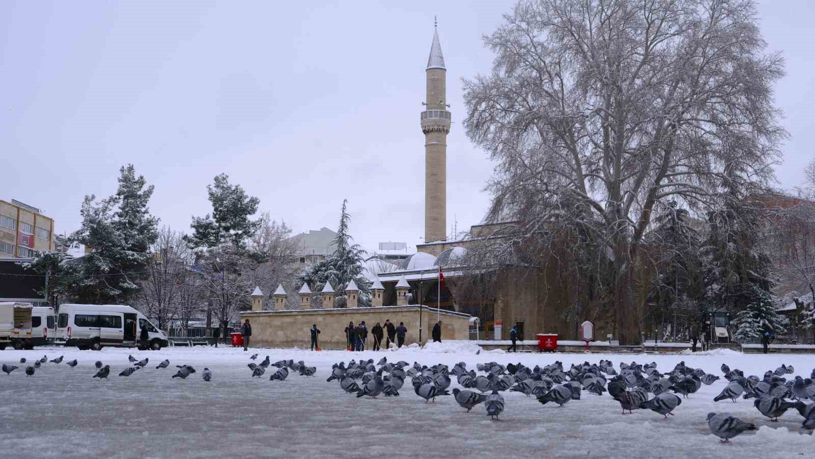 Karaman’da kar yağışı sevindirirken kartpostallık manzaralar oluştu
