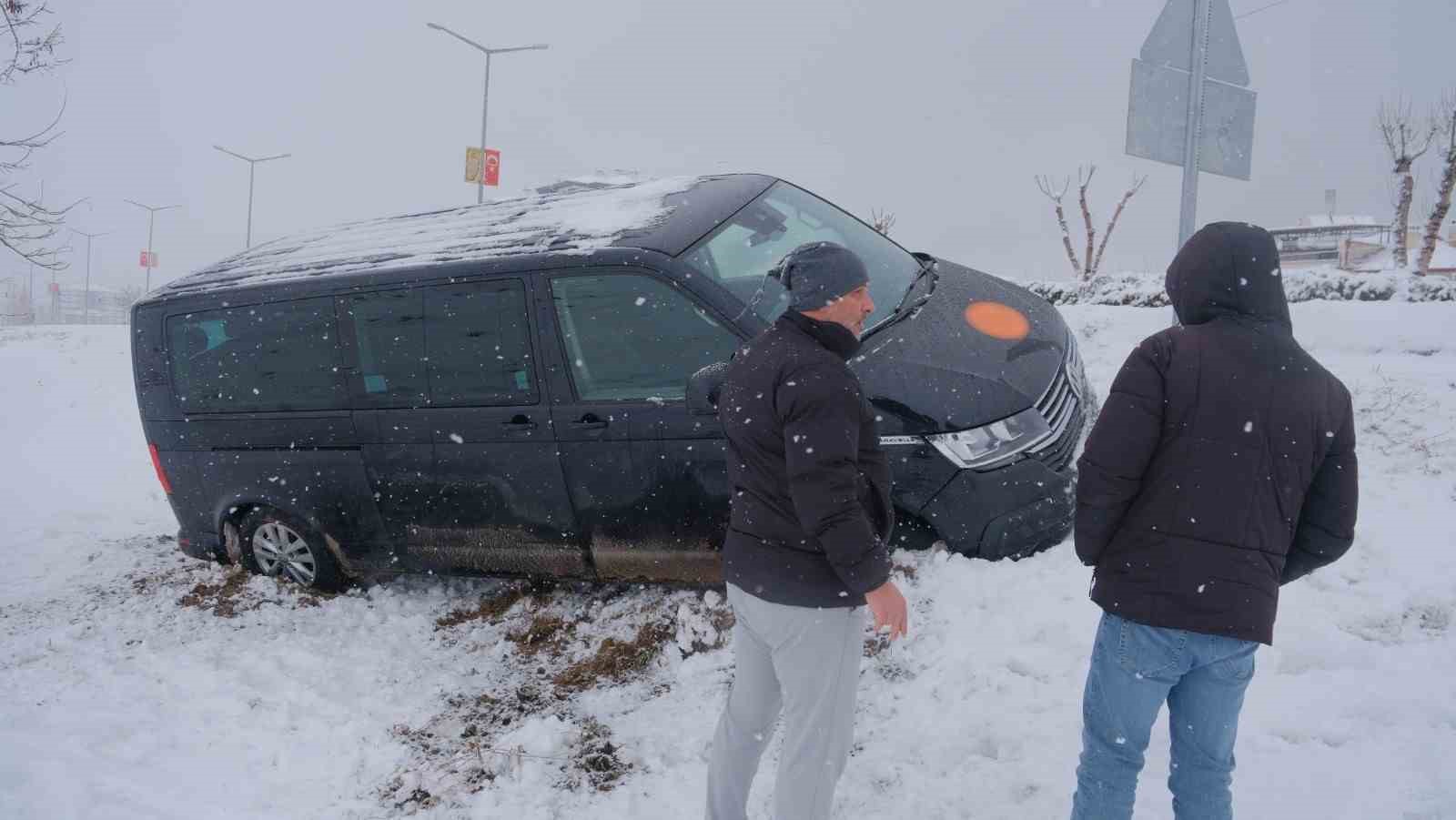 Karaman’da karlı yolda kontrolden çıkan minibüs şarampole indi

