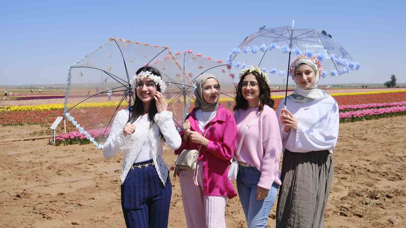 Karaman’da lale tarlasına ziyaretçi akını: 2 günde 30 bin kişi gezdi
