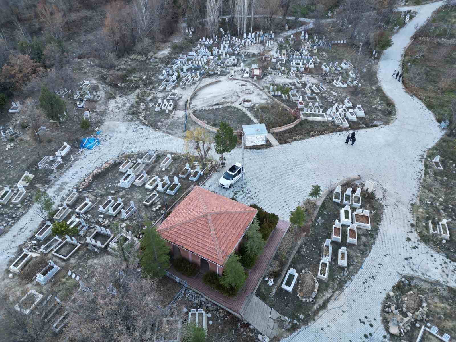 Karaman’da mezarlıkta çıkan yağlı çamurun şifa dağıttığına inanılıyor
