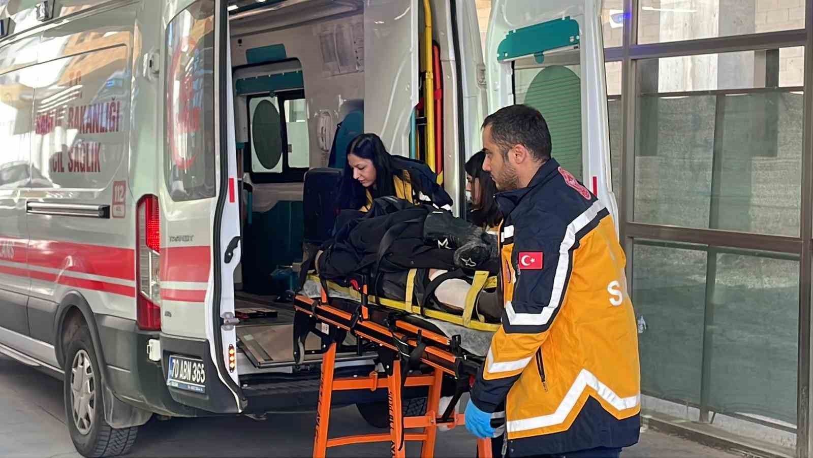 Karaman’da motosiklet şarampole devrildi: 2 yaralı
