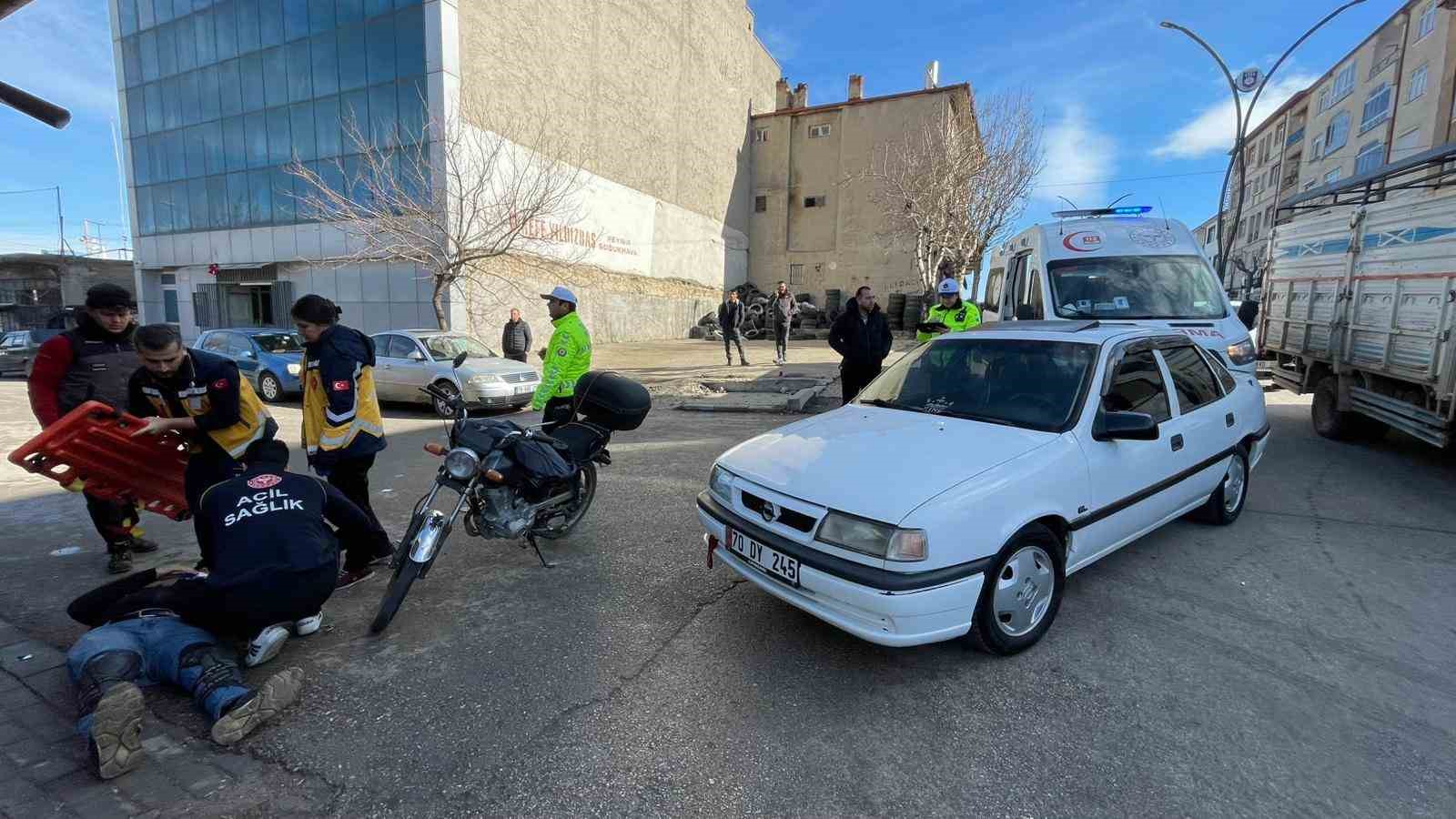 Karaman’da motosikletlinin yaralandığı kaza kameraya yansıdı
