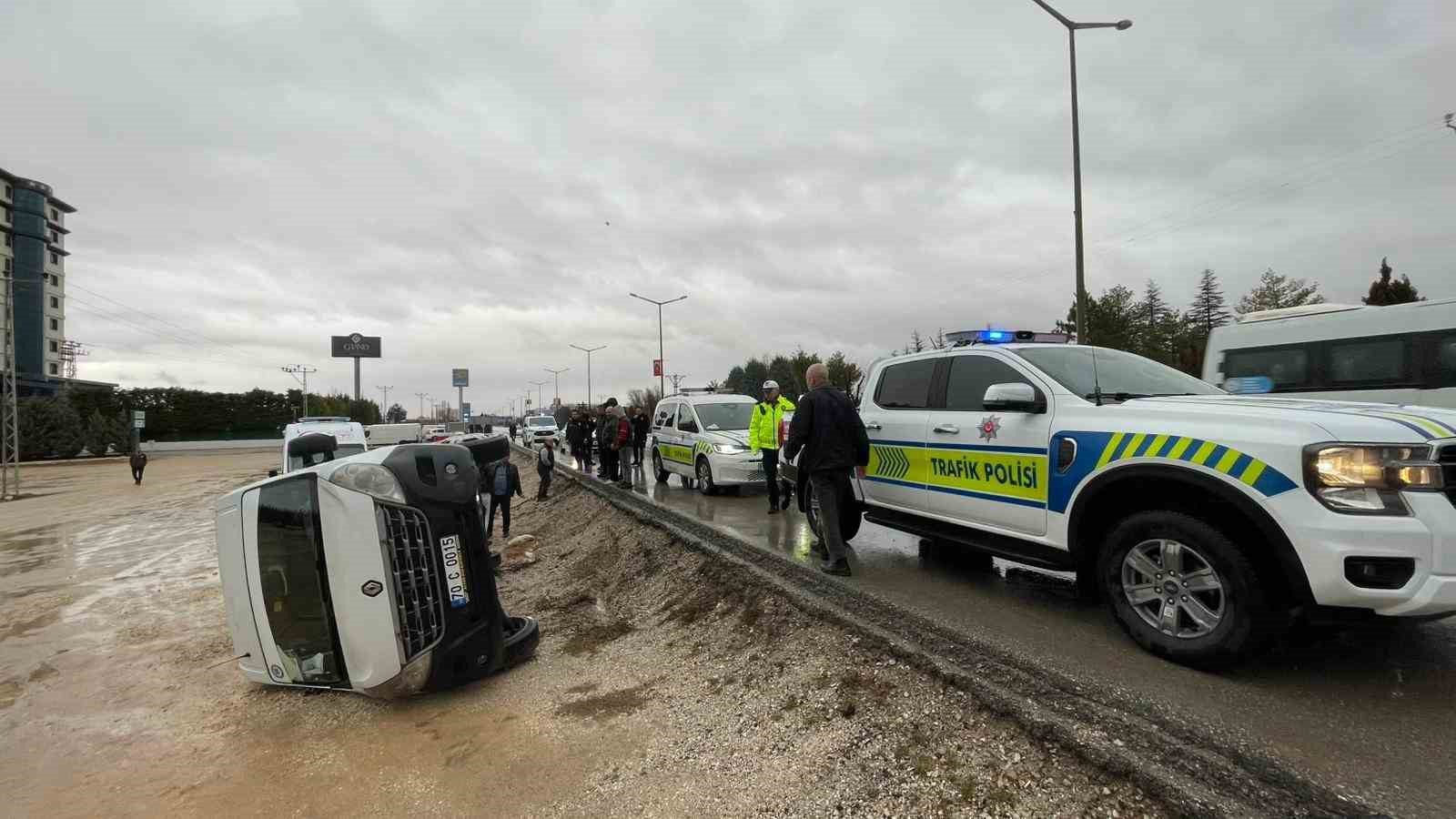 Karaman’da okul servisi şarampole devrildi

