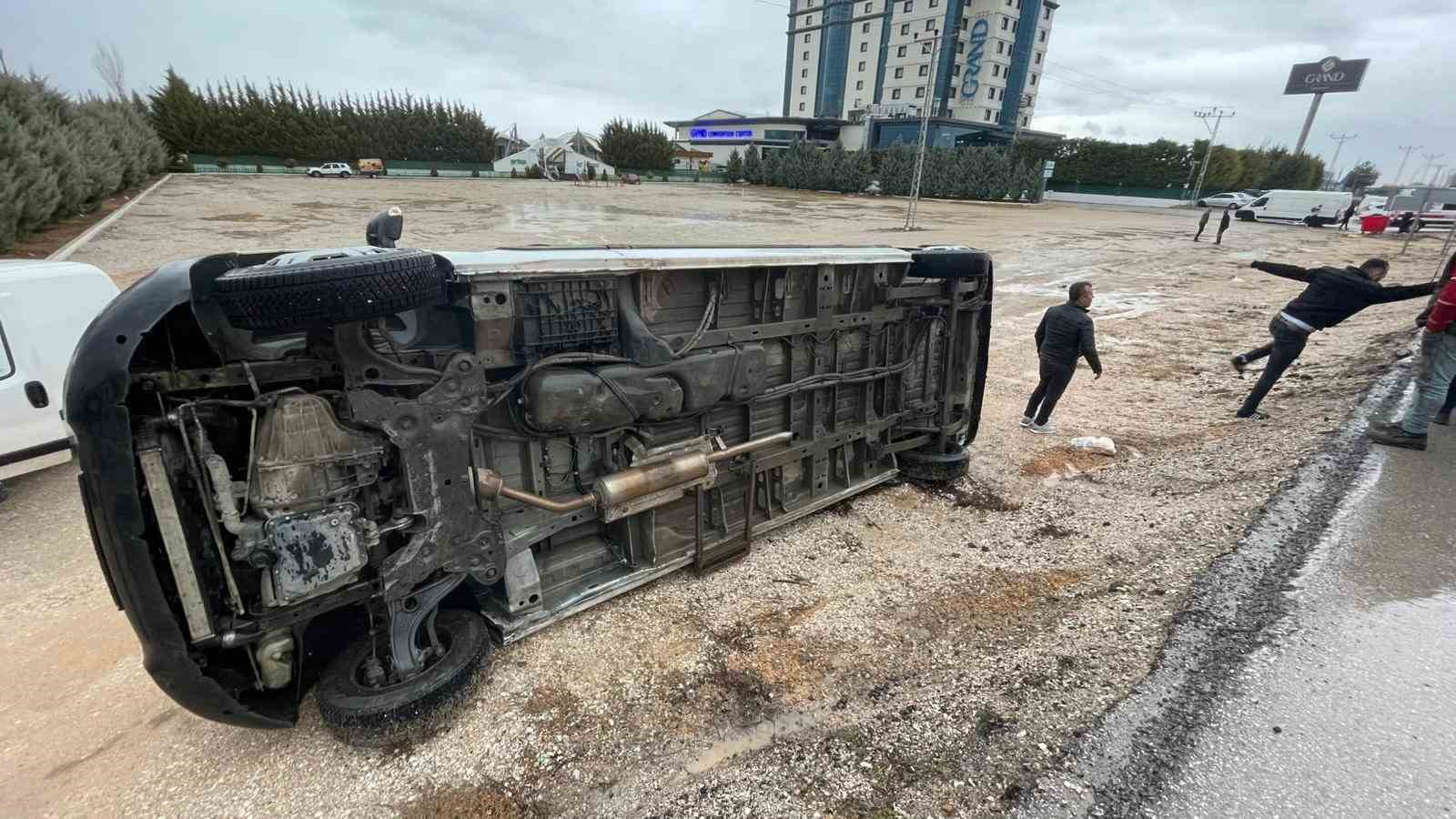 Karaman’da okul servisi şarampole devrildi
