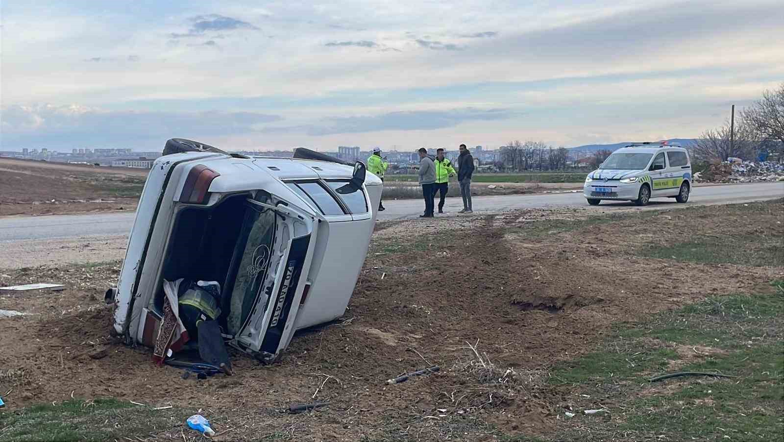 Karaman’da otomobil devrildi: Araçtaki 5 kişi kazayı burnu bile kanamadan atlattı
