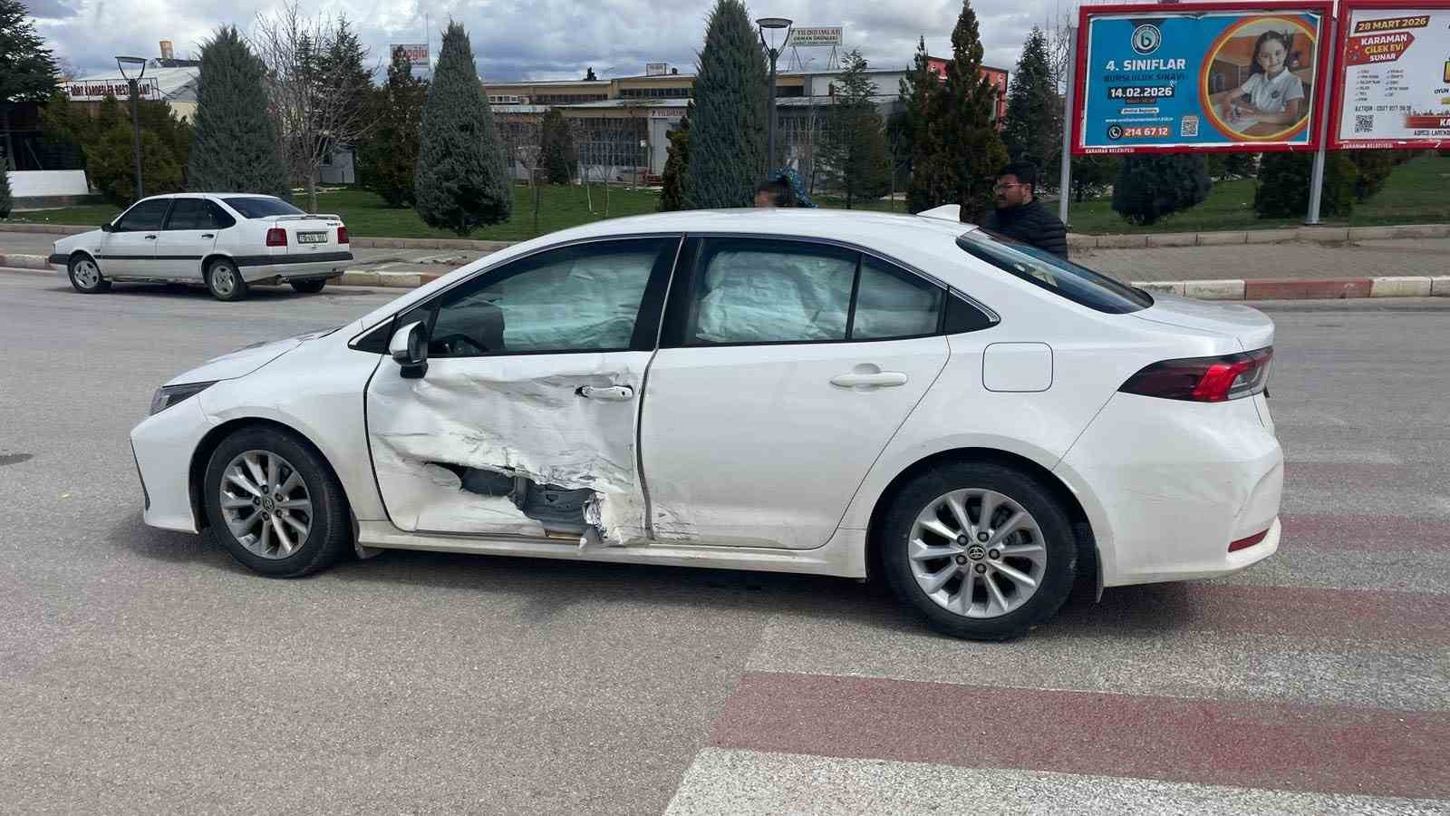 Karaman’da otomobille çarpışan hafif ticari aracın devrilmesi kameraya yansıdı: 2 yaralı
