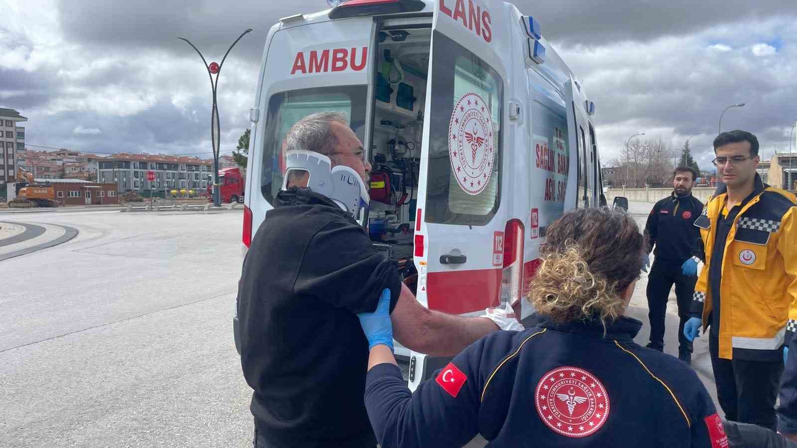 Karaman’da otomobille çarpışan hafif ticari aracın devrilmesi kameraya yansıdı: 2 yaralı
