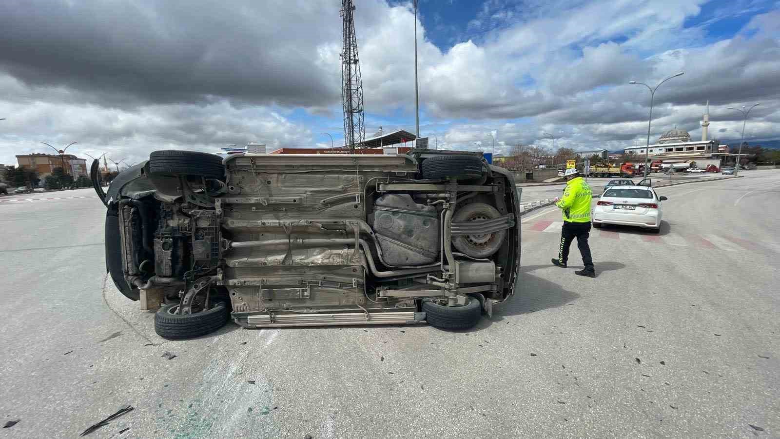 Karaman’da otomobille çarpışan hafif ticari aracın devrilmesi kameraya yansıdı: 2 yaralı
