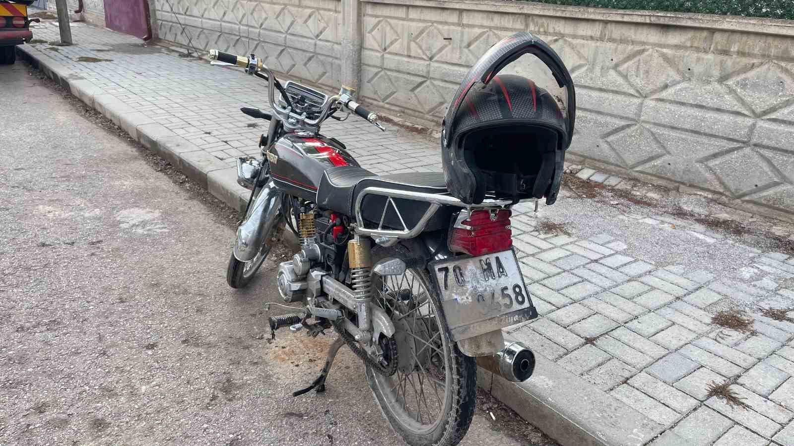 Karaman’da otomobille çarpışan motosiklet sürücüsünün çenesi kırıldı
