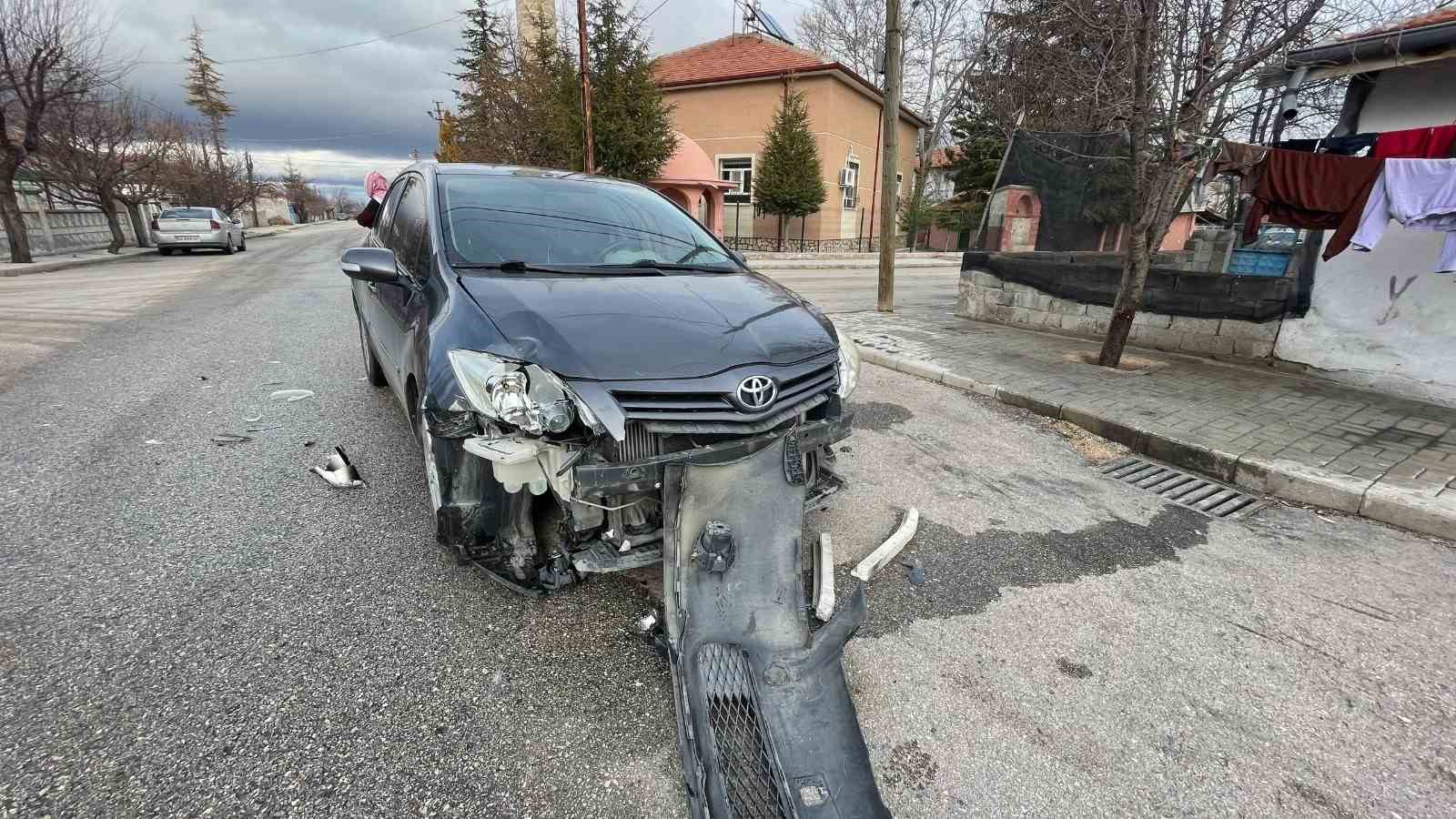 Karaman’da otomobille çarpışan motosiklet sürücüsünün çenesi kırıldı

