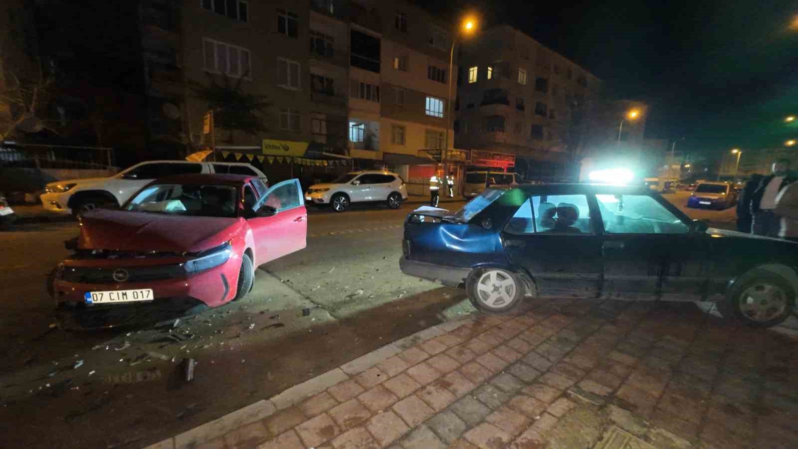 Karaman’da park halindeki araca çarpan otomobilin sürücüsü yaralandı
