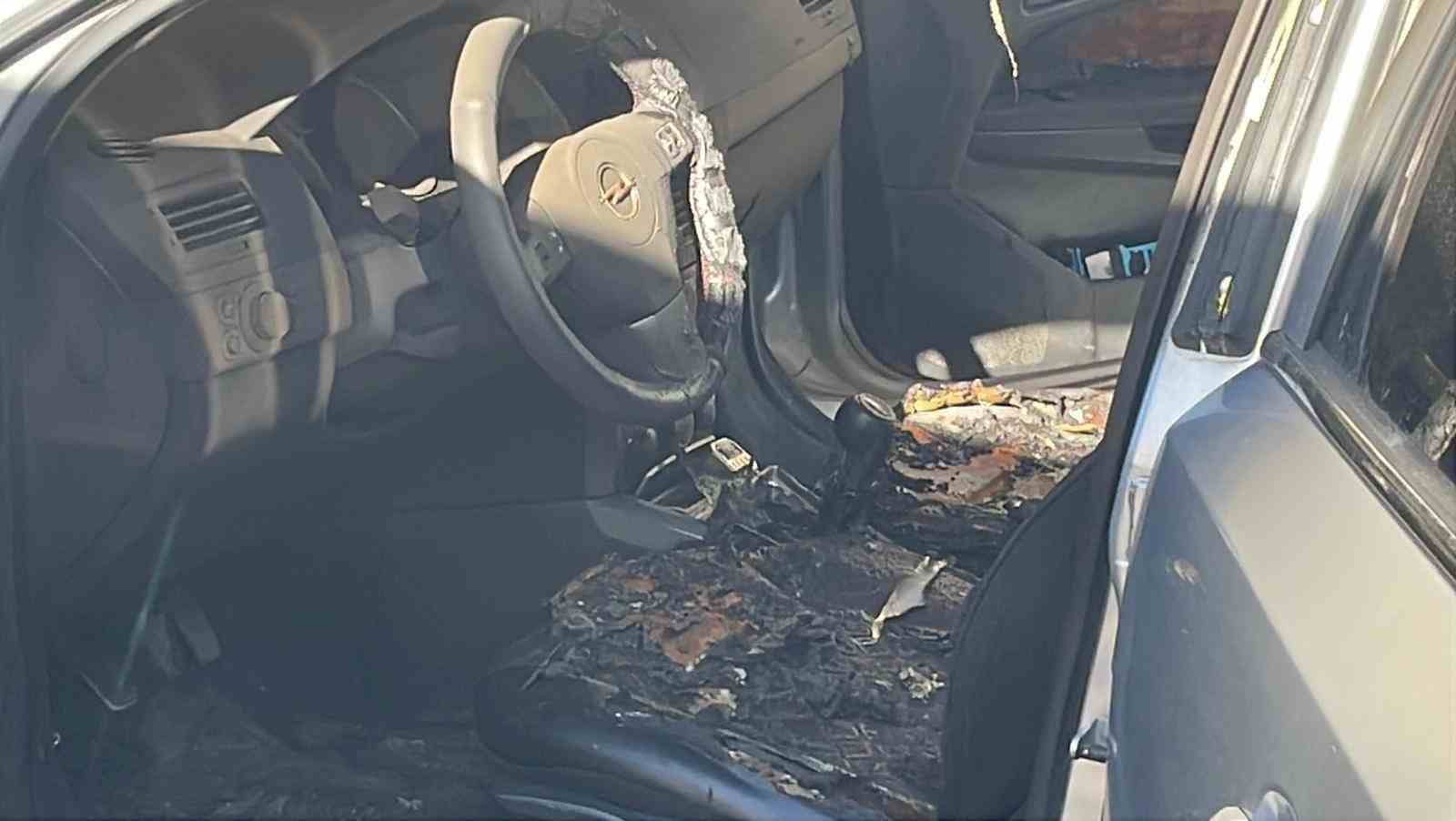 Karaman’da park halindeki otomobilin direksiyon ve koltukları yandı
