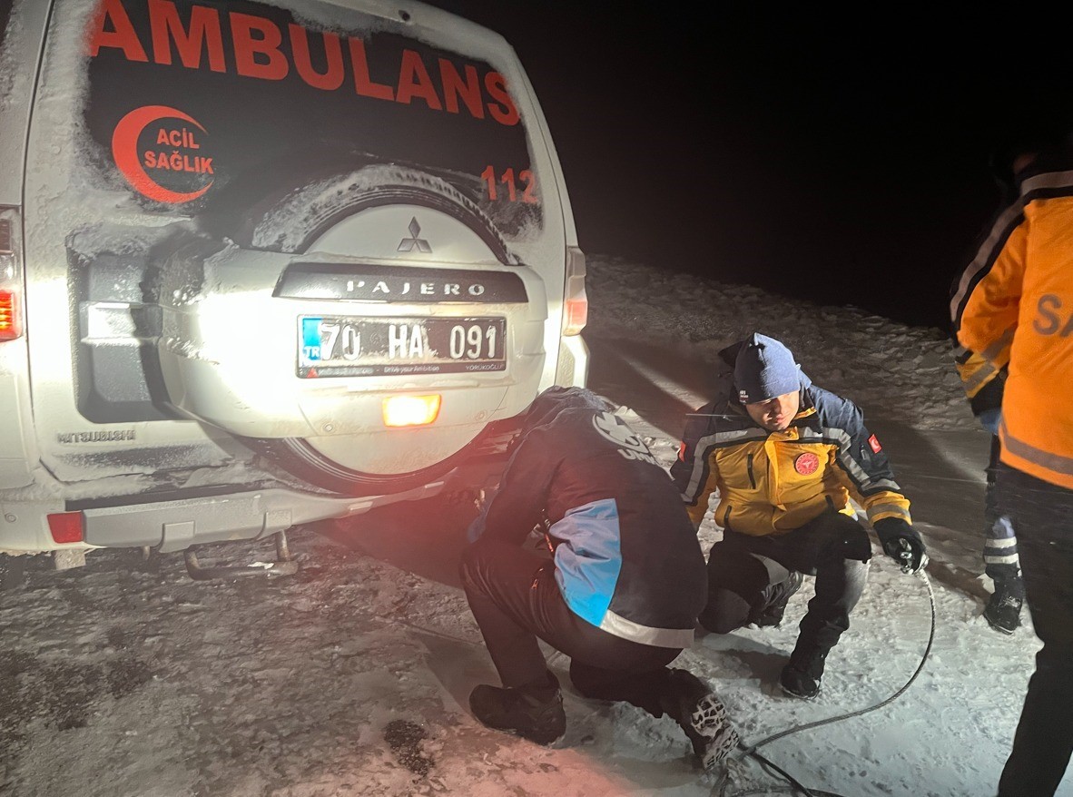 Karaman’da sağlık ekibi kar yağışı ve tipiye rağmen diyaliz hastası kadını hastaneye ulaştırdı
