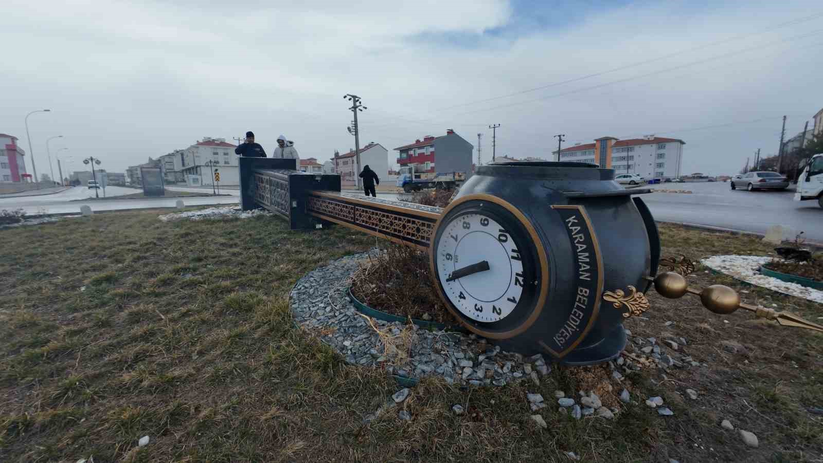 Karaman’da şiddetli fırtına kamyoneti devirdi, çatılar uçtu
