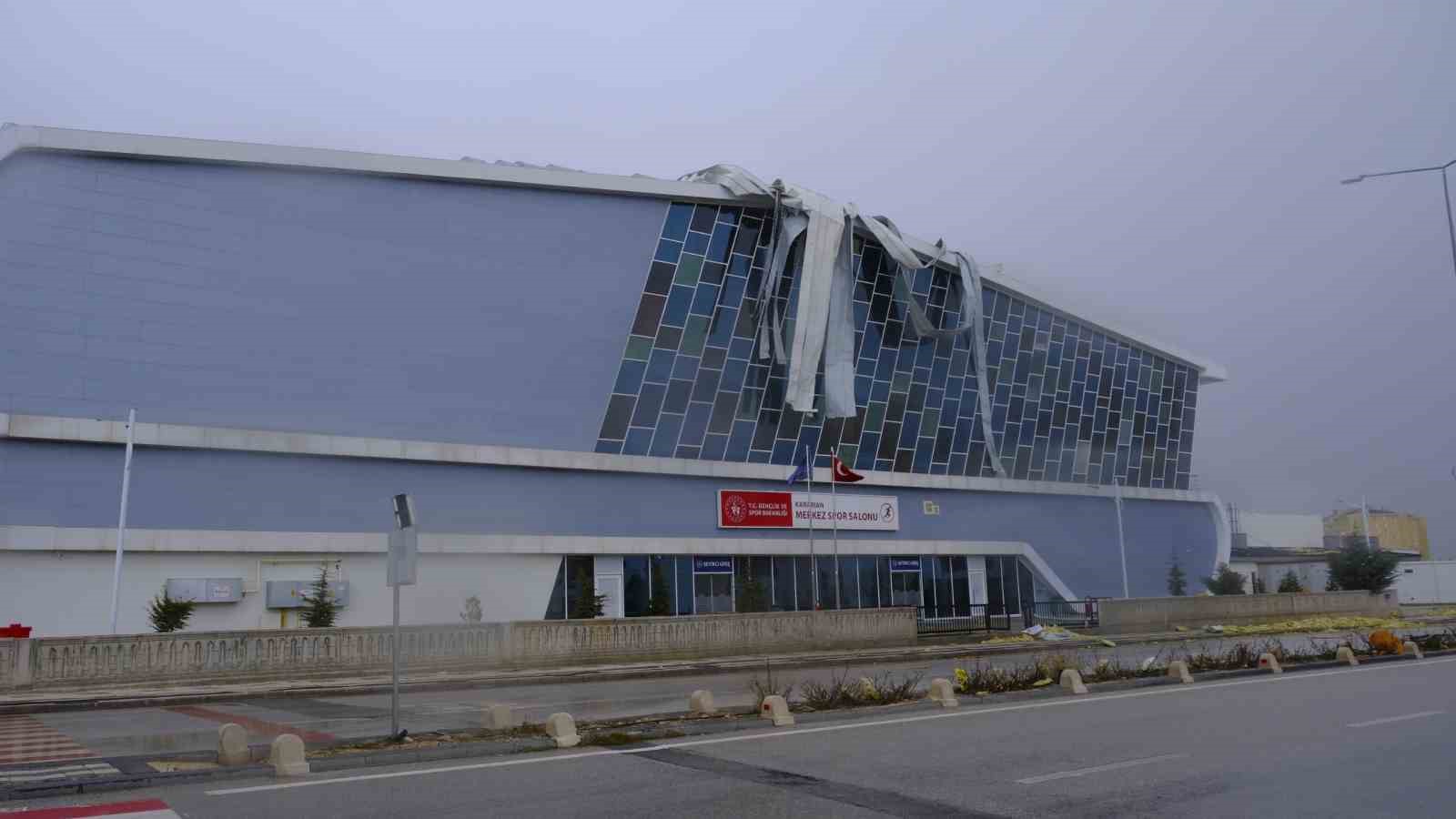 Karaman’da şiddetli fırtına kamyoneti devirdi, çatılar uçtu
