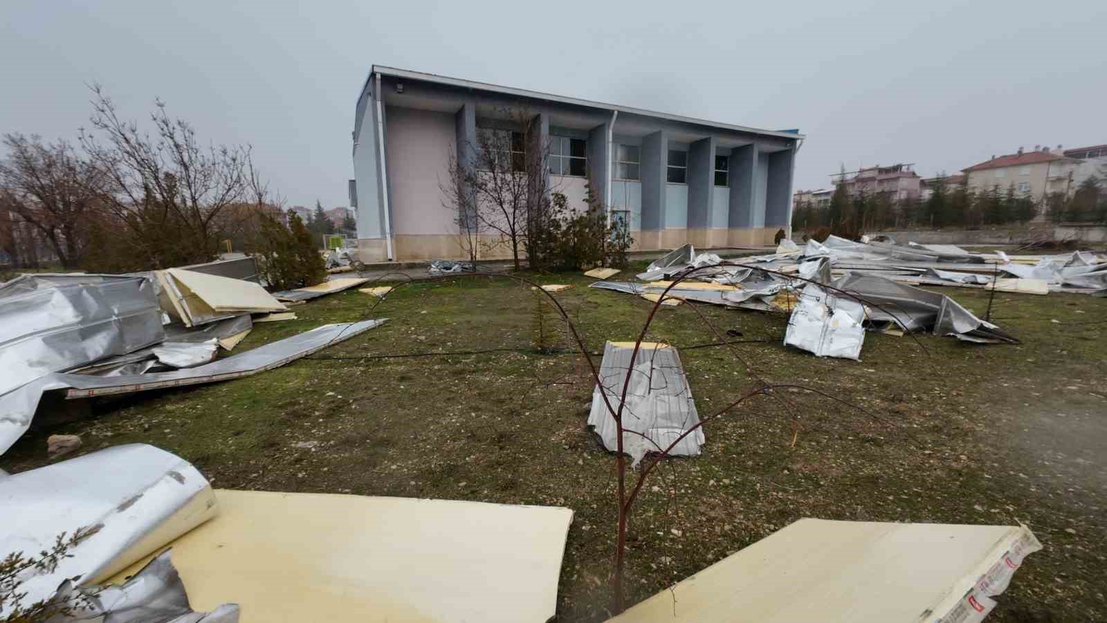 Karaman’da şiddetli fırtına kamyoneti devirdi, çatılar uçtu
