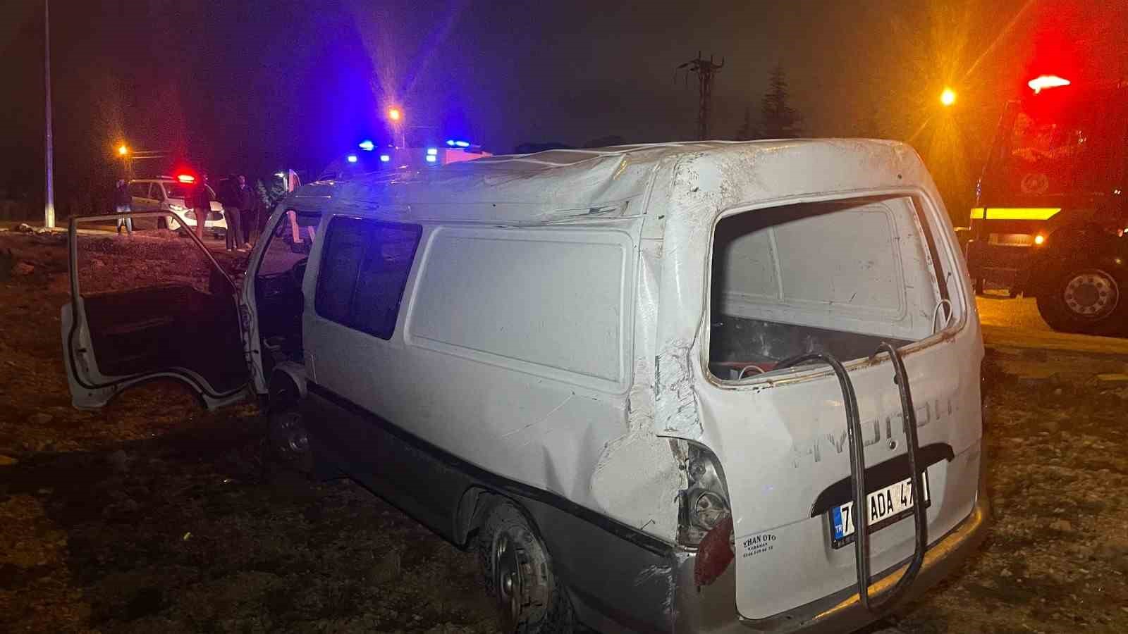 Karaman’da takla atan panelvandaki 2 kişi ölümden döndü
