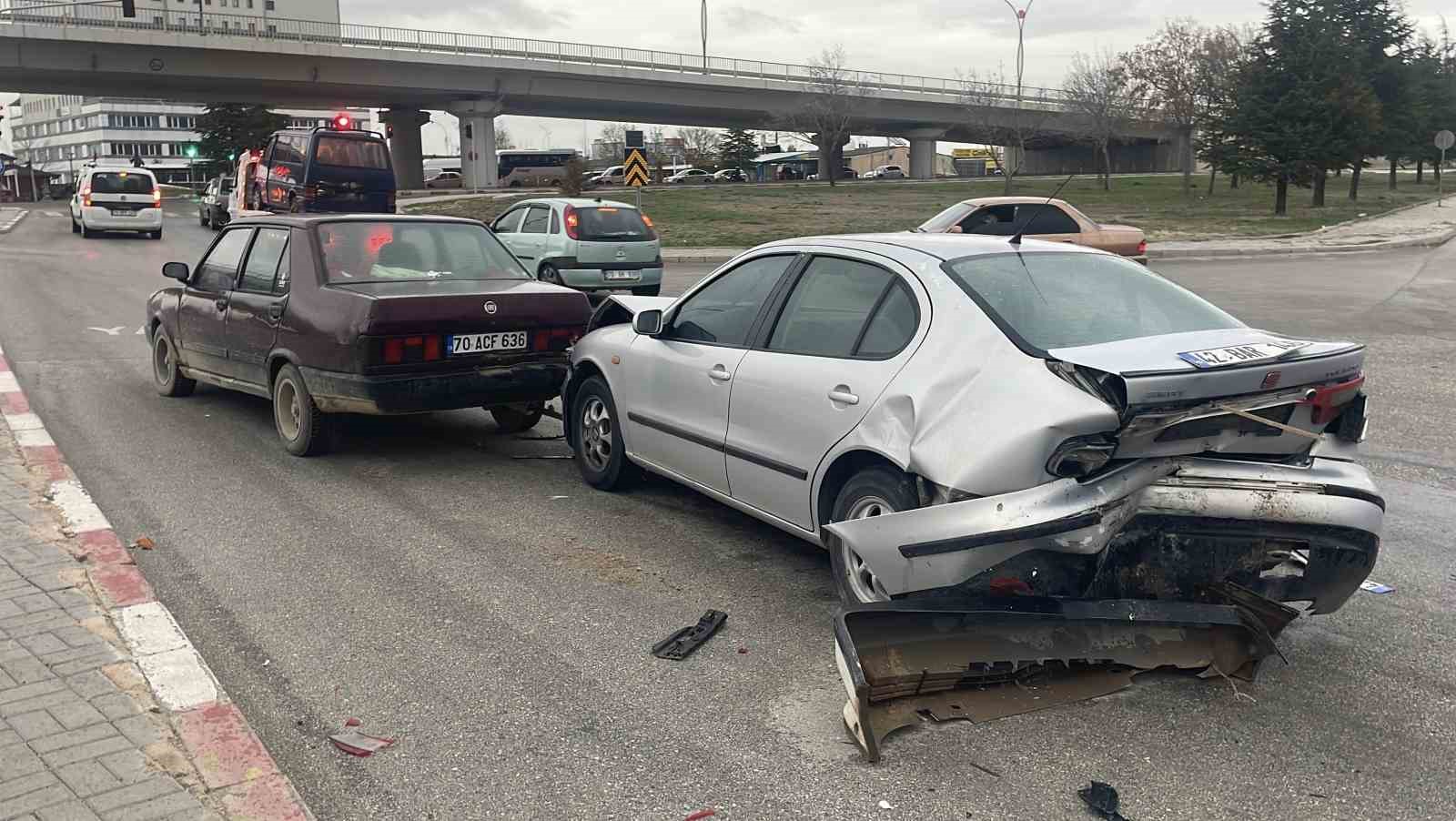 Karaman’da üç aracın karıştığı zincirleme kazada 1 kişi yaralandı
