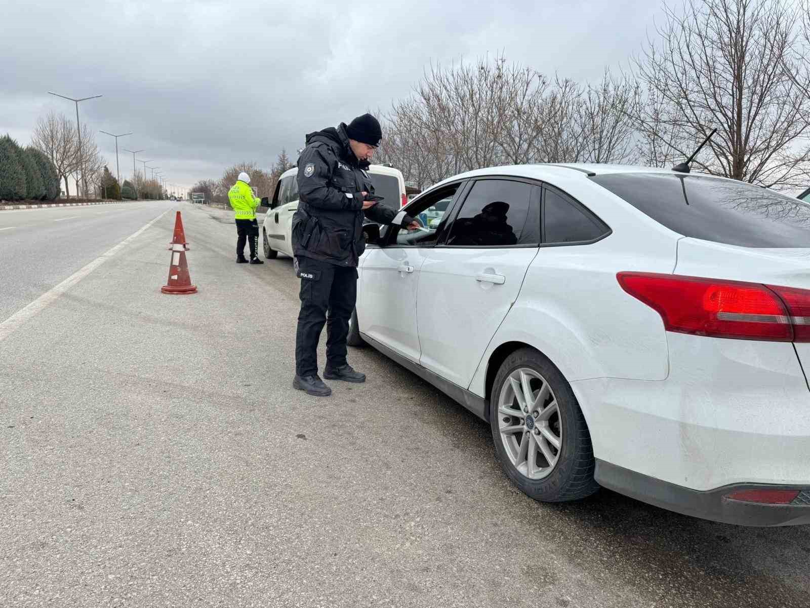 Karaman’da uyuşturucu ve ruhsatsız silahlar ele geçirildi: 12 tutuklama
Karaman’da uyuşturucu ve ruhsatsız silahlar ele geçirildi: 12 tutuklama