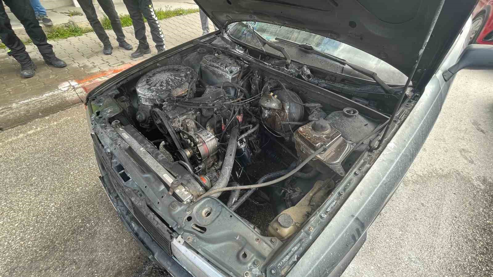 Karaman’da yanan otomobile esnaftan hortumlu müdahale
