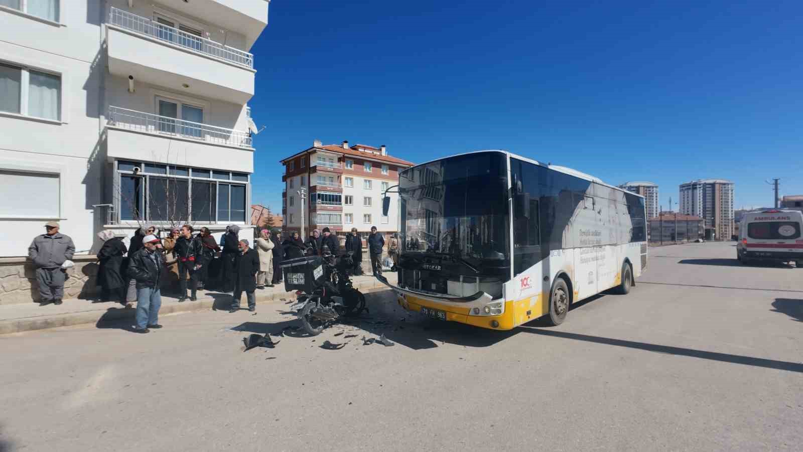 Karaman’da yolcu otobüsüyle motokurye çarpıştı: 1 yaralı
