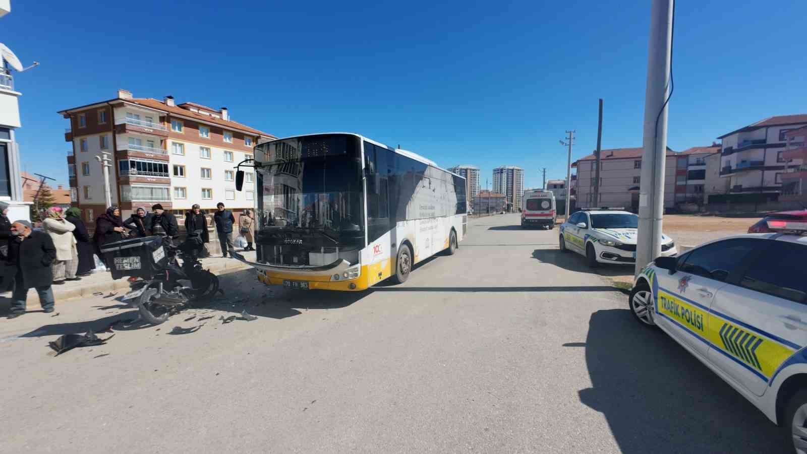 Karaman’da yolcu otobüsüyle motokurye çarpıştı: 1 yaralı
