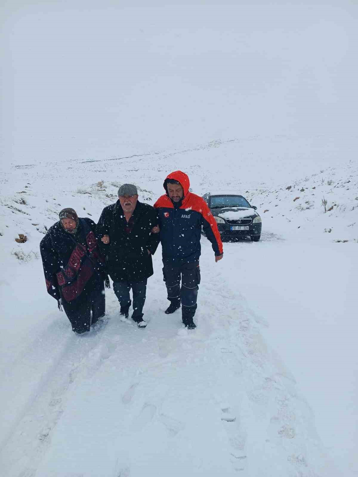 Karaman’da yolda kalan iki araçtaki 4 kişi kurtarıldı
