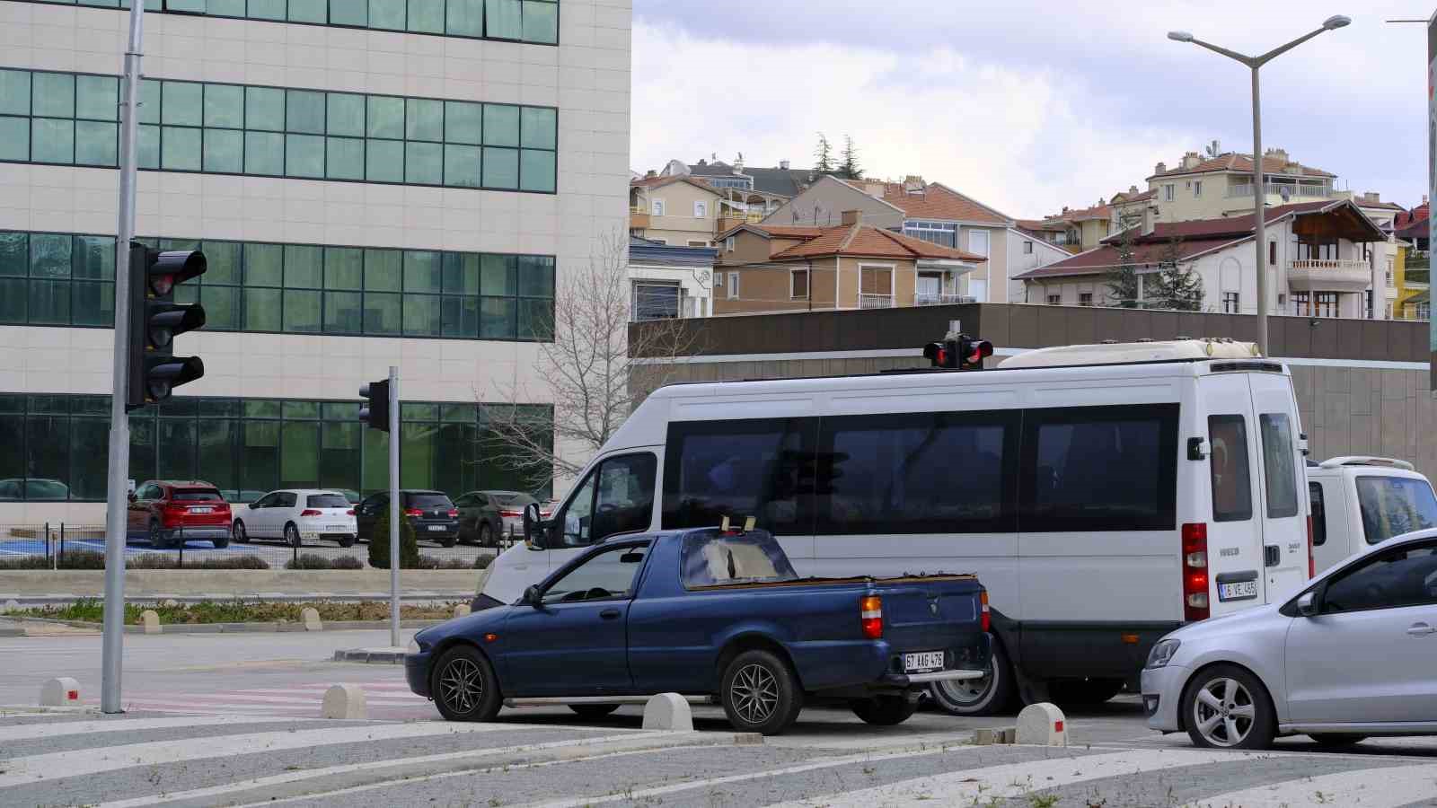 Karaman’ın en işlek kavşağındaki trafik lambasına yuva yapan kumru görenleri şaşırtıyor
