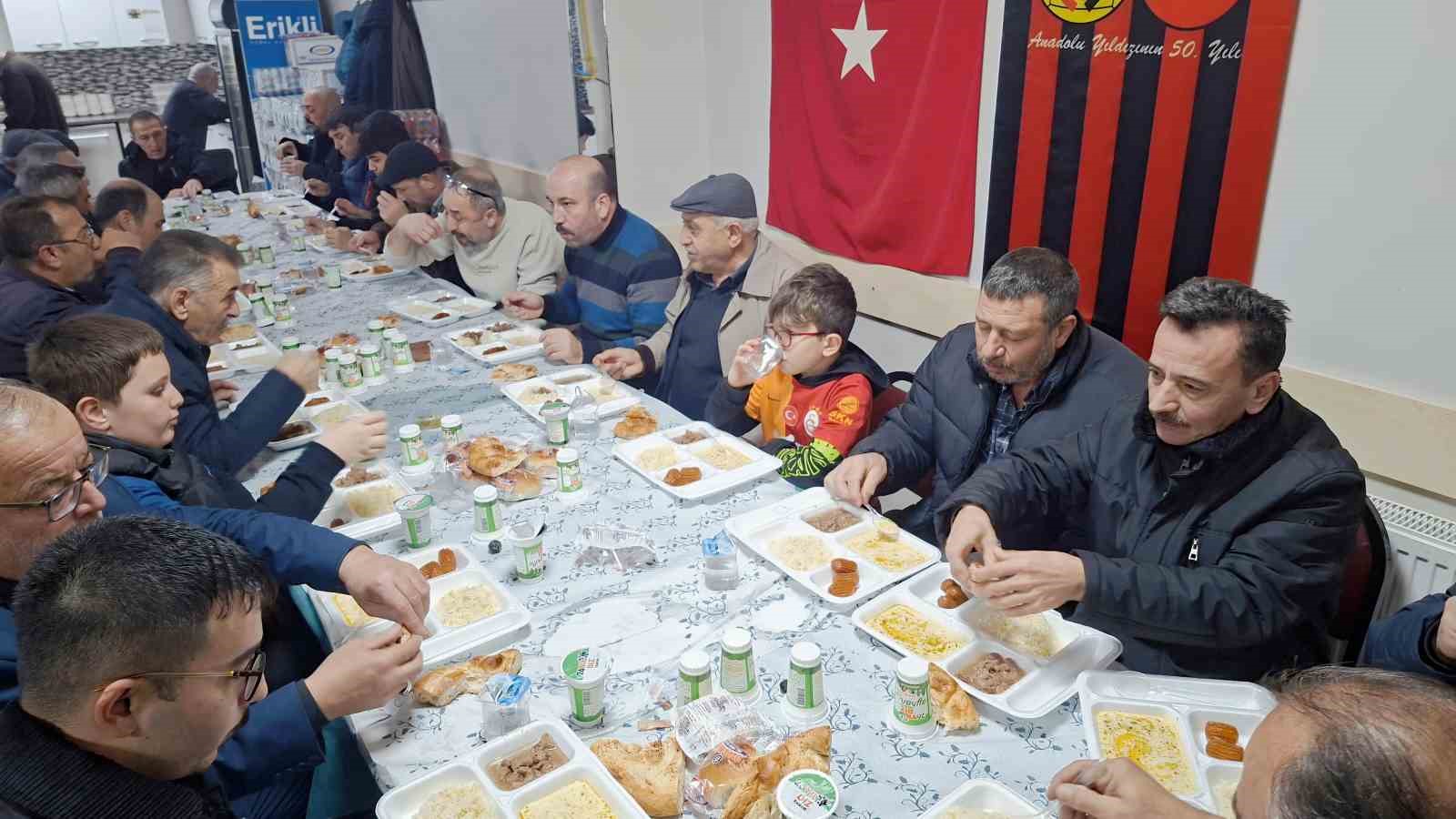 Karaören köylüleri ve misafirleri iftar yemeğinde bir araya geldi
