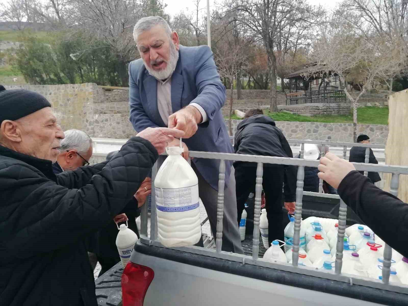 Karapınar’da gönülleri ısıtan dayanışma: 20 ton sütü ücretsiz dağıttı
