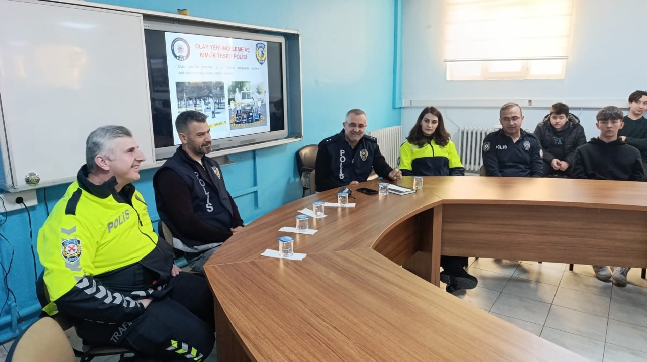 Karasu’da lise öğrencilerine polislik mesleği anlatıldı
