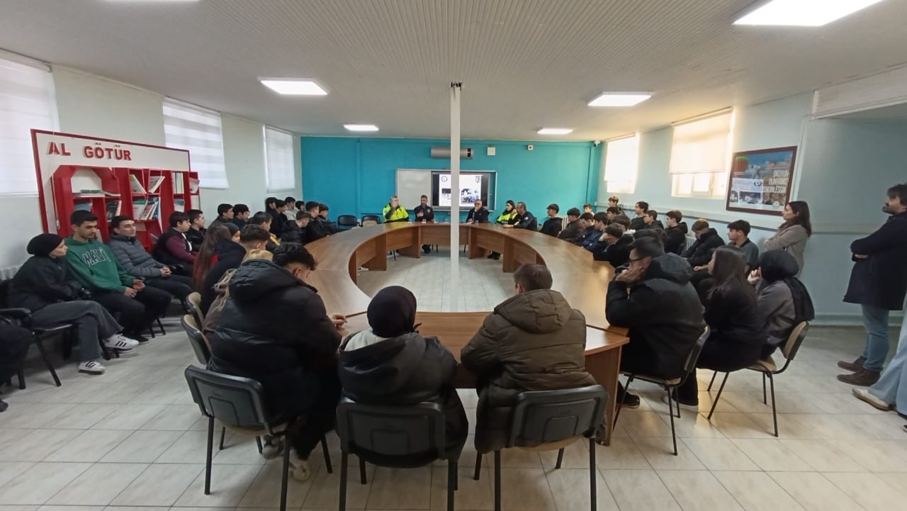Karasu’da lise öğrencilerine polislik mesleği anlatıldı
