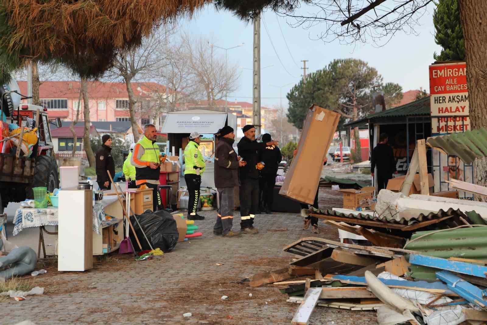 Karasu’da "riskli alan" ilan edilen bölgedeki binalar için kepçeler sahile indi
