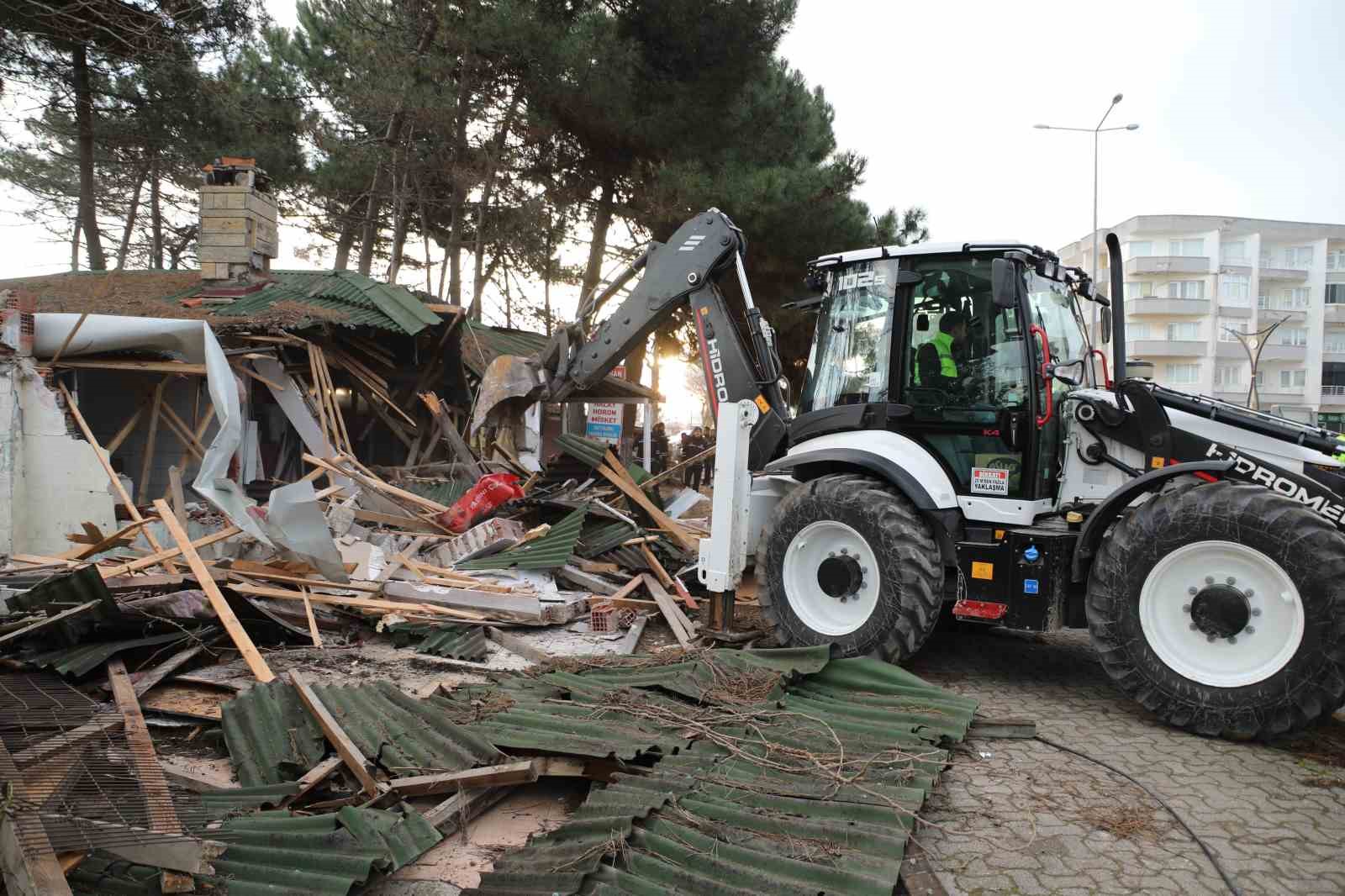 Karasu’da "riskli alan" ilan edilen bölgedeki binalar için kepçeler sahile indi
