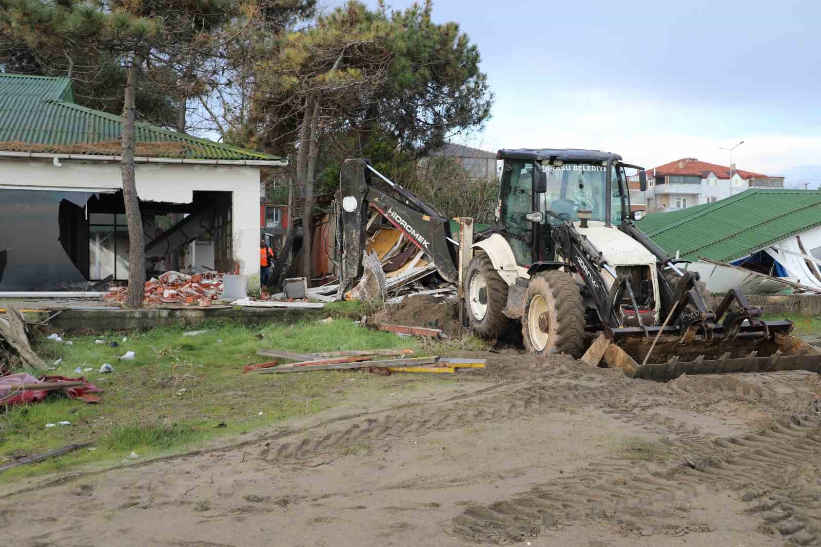 Karasu’da "riskli alan" ilan edilen bölgedeki binalar için kepçeler sahile indi
