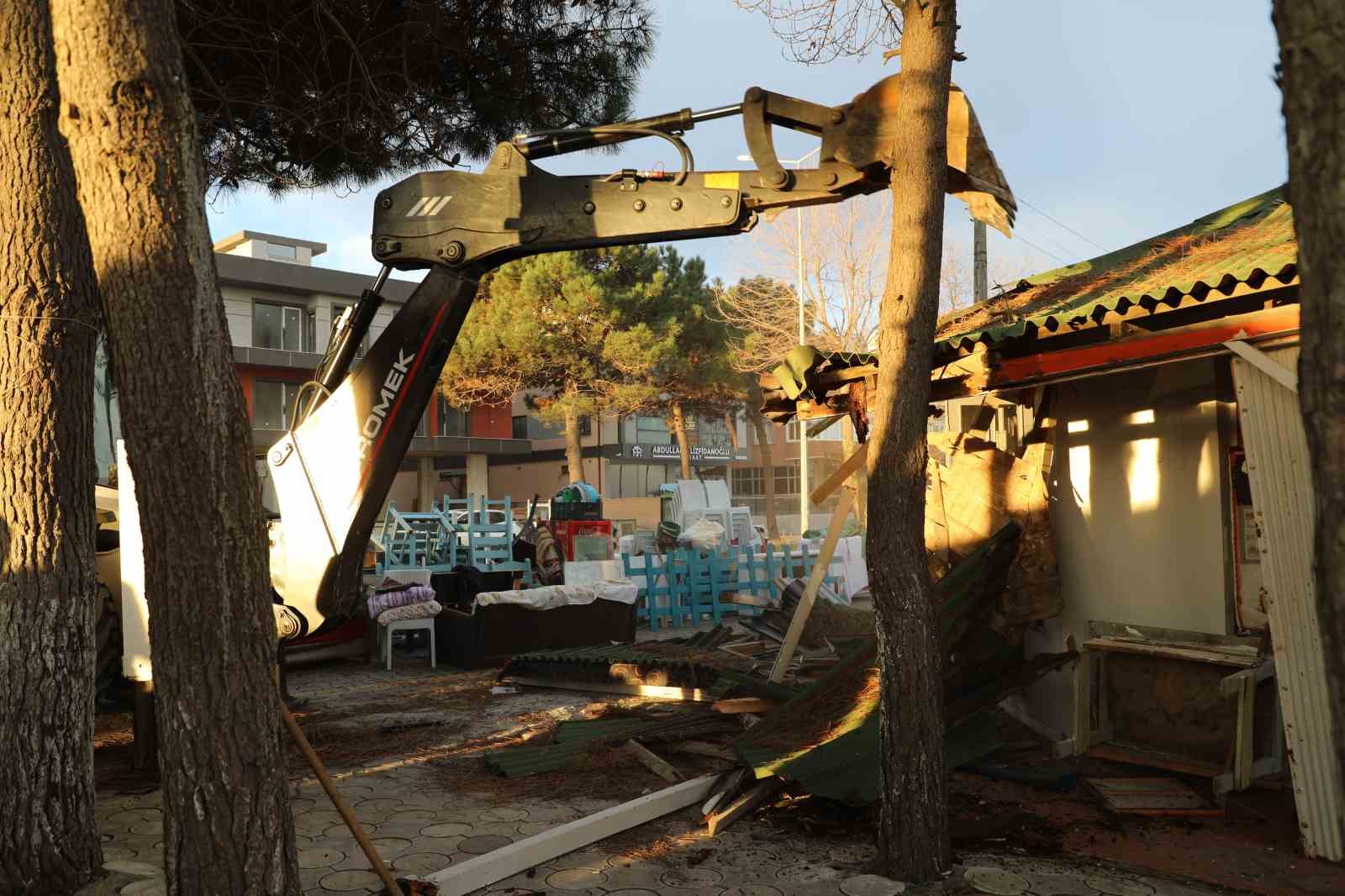 Karasu’da "riskli alan" ilan edilen bölgedeki binalar için kepçeler sahile indi
