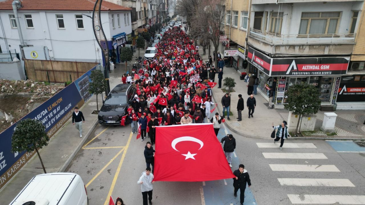 Karasu’da sokaklar kırmızı beyaza büründü
