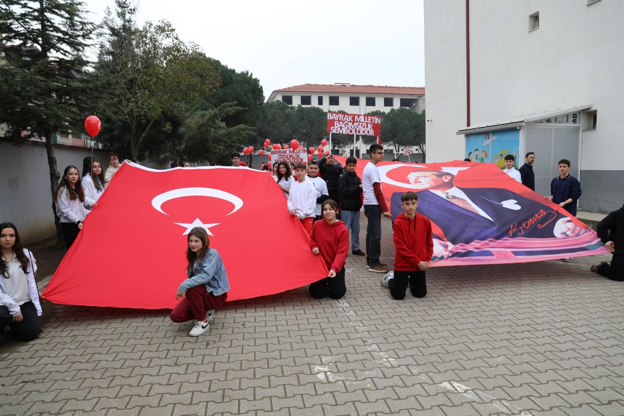 Karasu’da sokaklar kırmızı beyaza büründü
