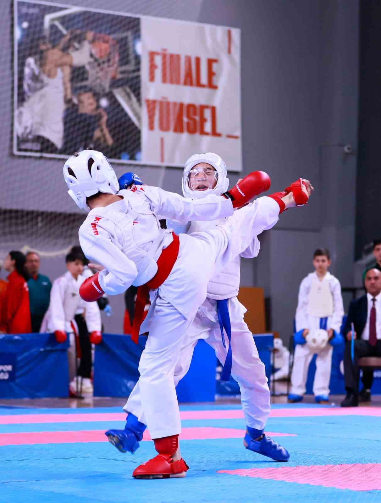 Karatenin yıldızları Denizli’de buluştu
