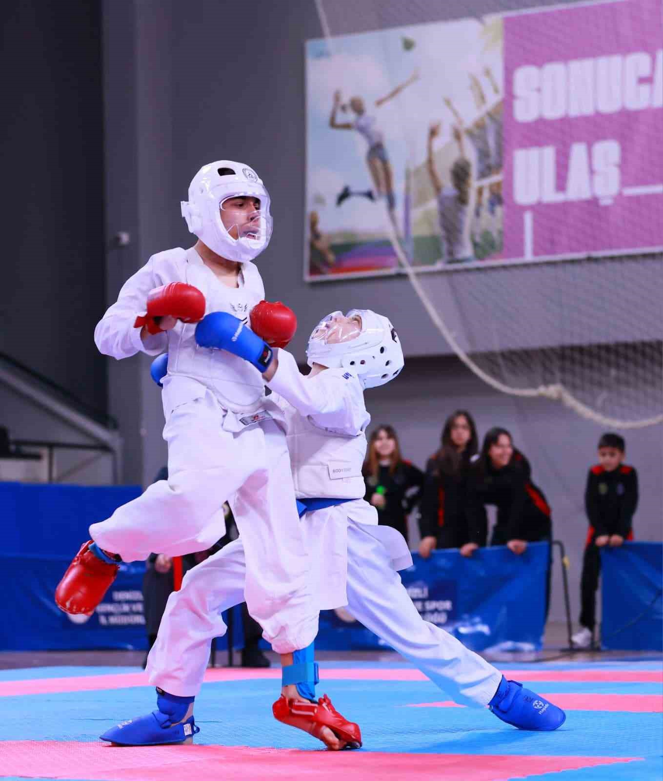 Karatenin yıldızları Denizli’de buluştu
