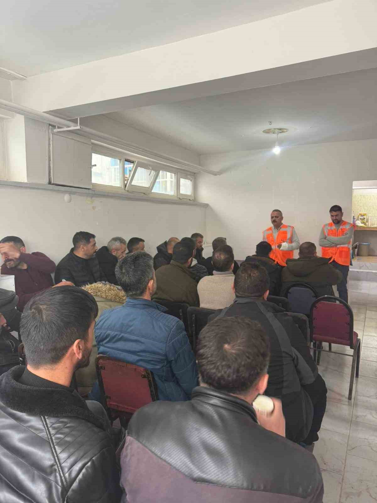 Karayazı esnaf derneğinden örnek dayanışma
