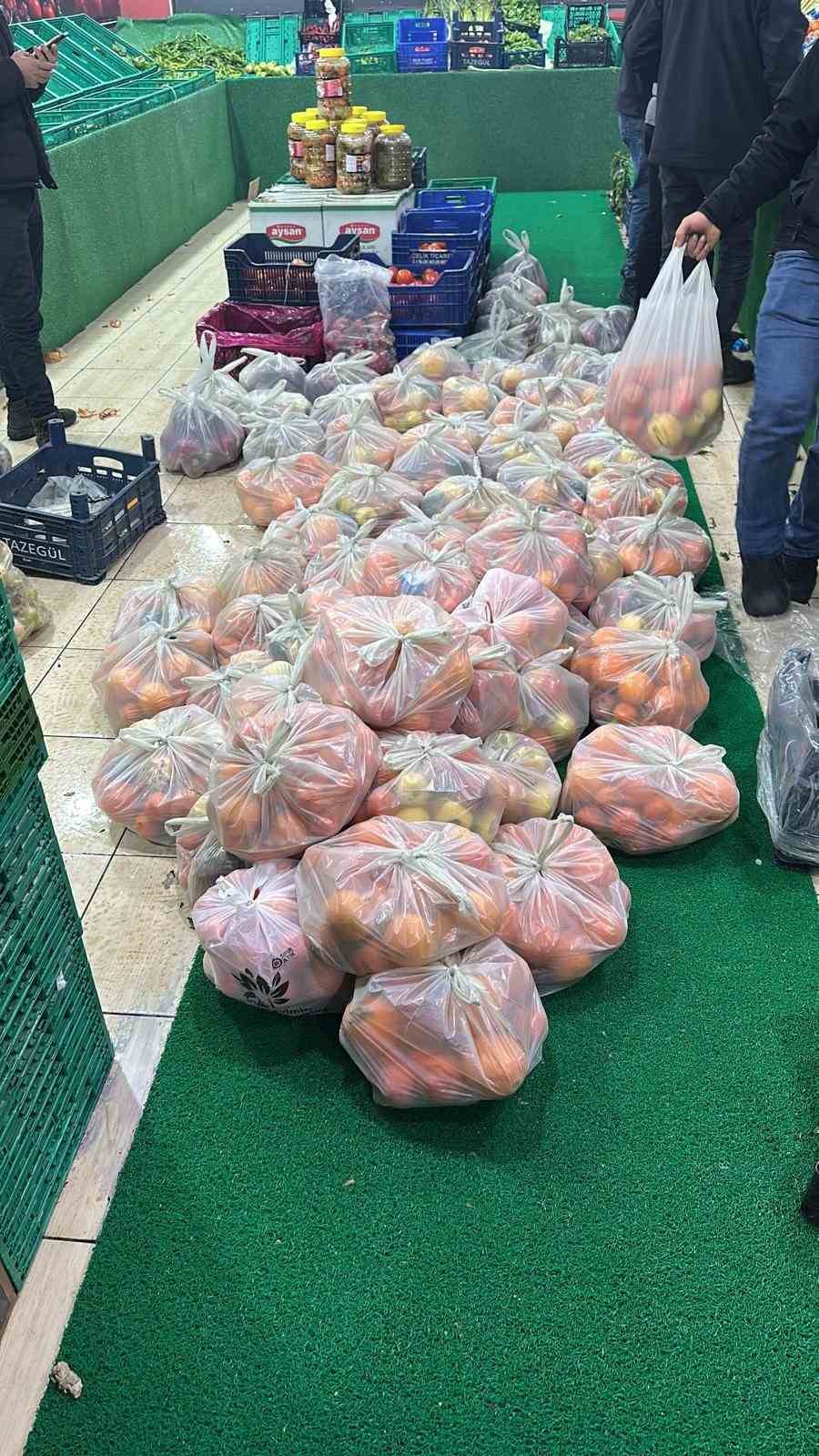 Karayazı esnaf derneğinden örnek dayanışma
