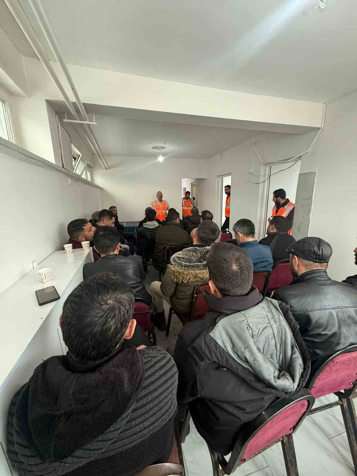 Karayazı esnaf derneğinden örnek dayanışma
